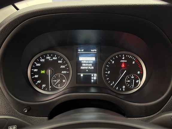 Mercedes-Benz eVito Tourer 18 of 30