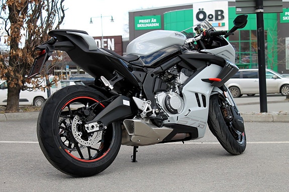 CFMOTO 675 SR-R | 3 CYL | BRUTAL SKÖNHET PÅ 2-HJUL 4 of 18