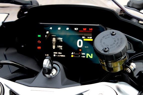 CFMOTO 675 SR-R | 3 CYL | BRUTAL SKÖNHET PÅ 2-HJUL 10 of 18