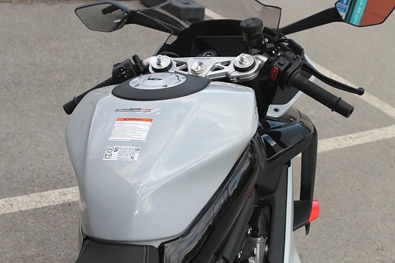 CFMOTO 675 SR-R | 3 CYL | BRUTAL SKÖNHET PÅ 2-HJUL 8 of 18