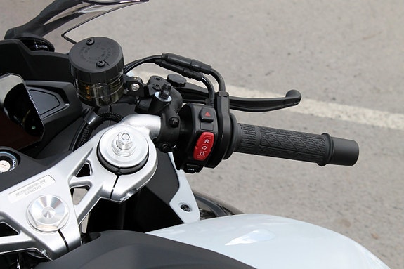 CFMOTO 675 SR-R | 3 CYL | BRUTAL SKÖNHET PÅ 2-HJUL 12 of 18