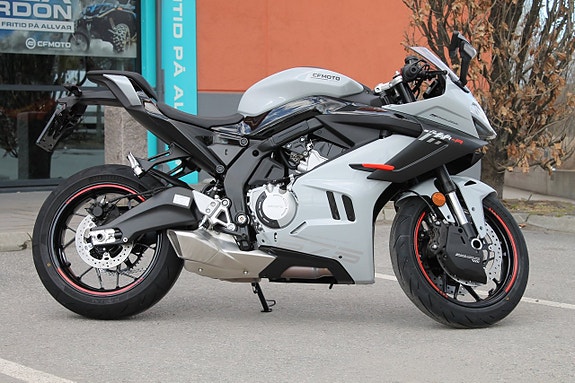 CFMOTO 675 SR-R | 3 CYL | BRUTAL SKÖNHET PÅ 2-HJUL 3 of 18