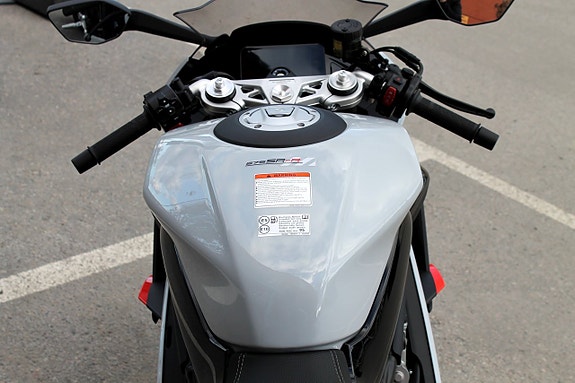 CFMOTO 675 SR-R | 3 CYL | BRUTAL SKÖNHET PÅ 2-HJUL 9 of 18