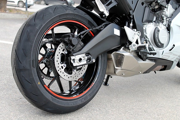 CFMOTO 675 SR-R | 3 CYL | BRUTAL SKÖNHET PÅ 2-HJUL 15 of 18