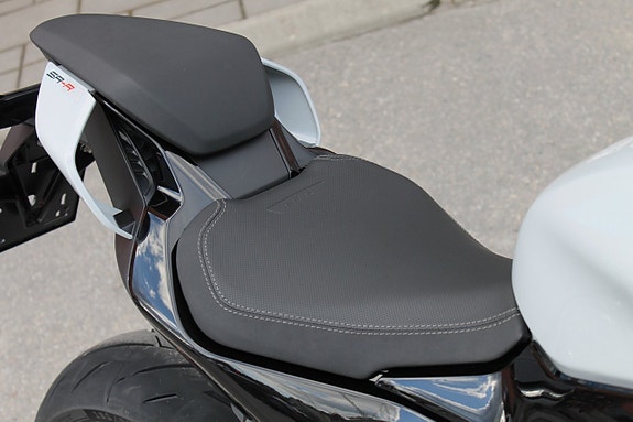 CFMOTO 675 SR-R | 3 CYL | BRUTAL SKÖNHET PÅ 2-HJUL 14 of 18