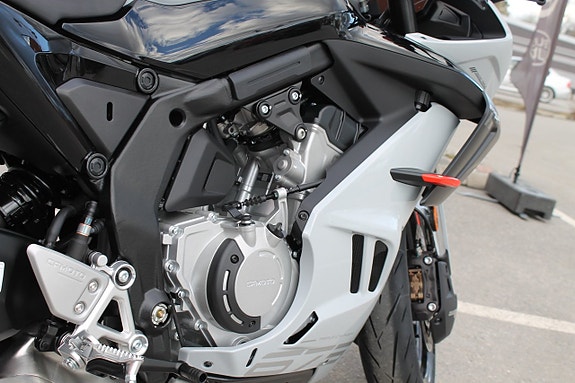 CFMOTO 675 SR-R | 3 CYL | BRUTAL SKÖNHET PÅ 2-HJUL 16 of 18