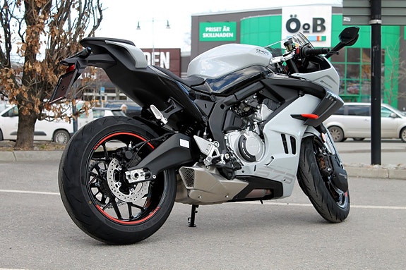 CFMOTO 675 SR-R | 3 CYL | BRUTAL SKÖNHET PÅ 2-HJUL 5 of 18