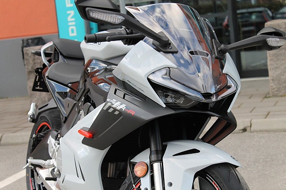 CFMOTO 675 SR-R | 3 CYL | BRUTAL SKÖNHET PÅ 2-HJUL 6 of 18