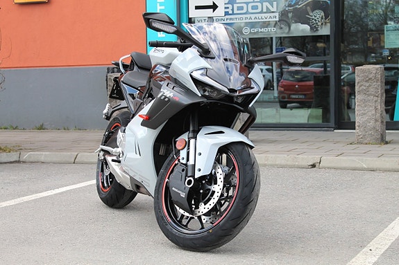 CFMOTO 675 SR-R | 3 CYL | BRUTAL SKÖNHET PÅ 2-HJUL 2 of 18