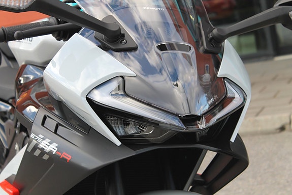 CFMOTO 675 SR-R | 3 CYL | BRUTAL SKÖNHET PÅ 2-HJUL 7 of 18