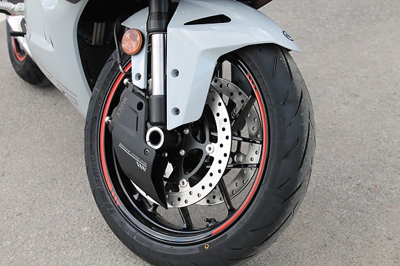 CFMOTO 675 SR-R | 3 CYL | BRUTAL SKÖNHET PÅ 2-HJUL 17 of 18