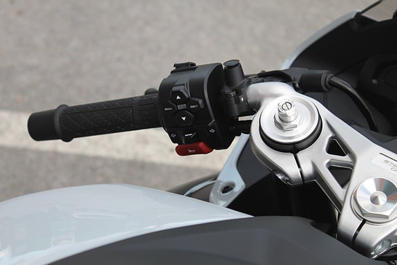 CFMOTO 675 SR-R | 3 CYL | BRUTAL SKÖNHET PÅ 2-HJUL 13 of 18