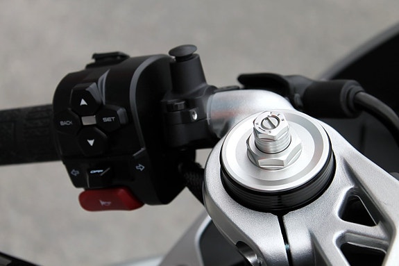 CFMOTO 675 SR-R | 3 CYL | BRUTAL SKÖNHET 11 of 16