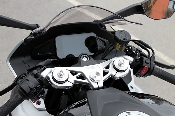 CFMOTO 675 SR-R | 3 CYL | BRUTAL SKÖNHET 7 of 16