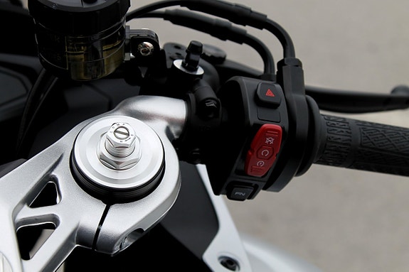 CFMOTO 675 SR-R | 3 CYL | BRUTAL SKÖNHET 10 of 16