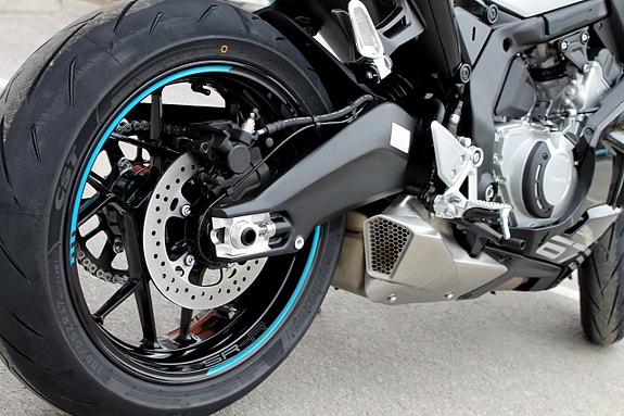 CFMOTO 675 SR-R | 3 CYL | BRUTAL SKÖNHET 12 of 16