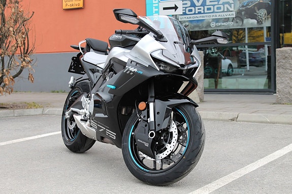 CFMOTO 675 SR-R | 3 CYL | BRUTAL SKÖNHET 6 of 16