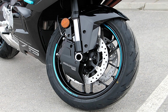 CFMOTO 675 SR-R | 3 CYL | BRUTAL SKÖNHET 14 of 16
