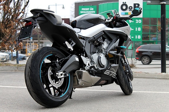 CFMOTO 675 SR-R | 3 CYL | BRUTAL SKÖNHET 5 of 16