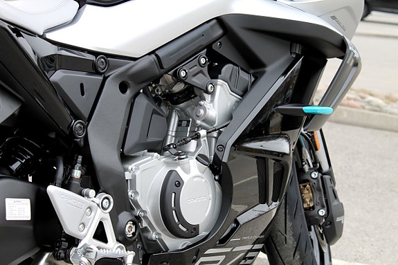 CFMOTO 675 SR-R | 3 CYL | BRUTAL SKÖNHET 13 of 16