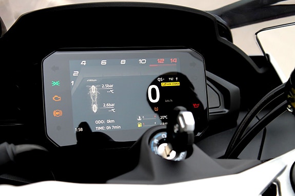 CFMOTO 675 SR-R | 3 CYL | BRUTAL SKÖNHET 8 of 16