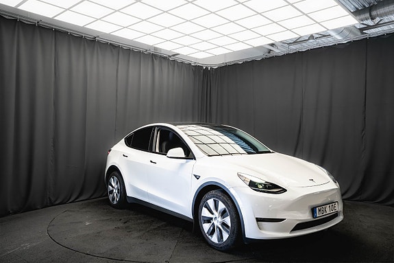 Tesla Model Y 5 of 24