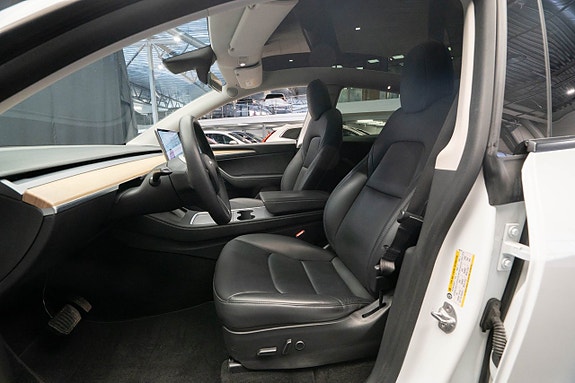 Tesla Model Y 17 of 24