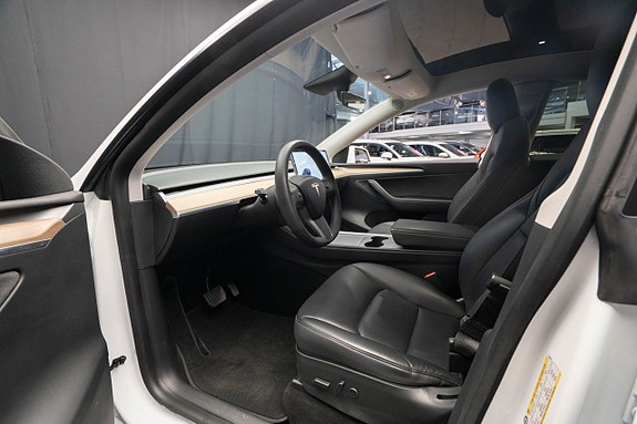 Tesla Model Y 16 of 24