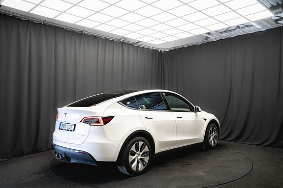 Tesla Model Y 7 of 24