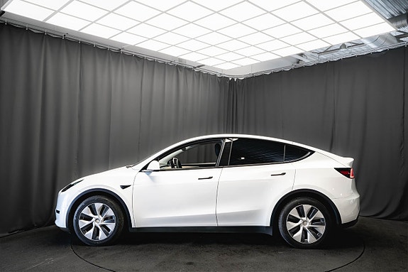Tesla Model Y 10 of 24