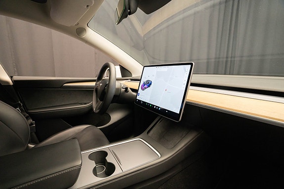 Tesla Model Y 14 of 24