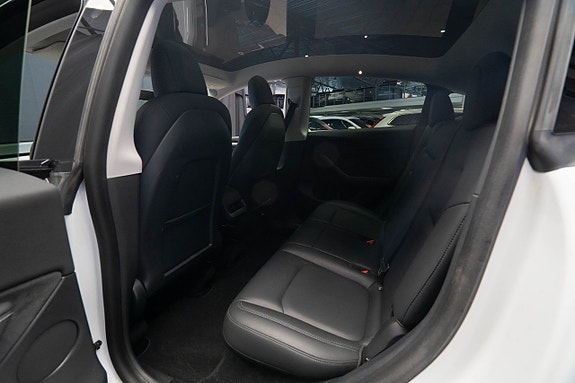 Tesla Model Y 19 of 24