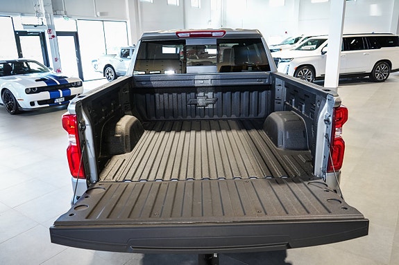 Chevrolet Silverado EV 6 of 26
