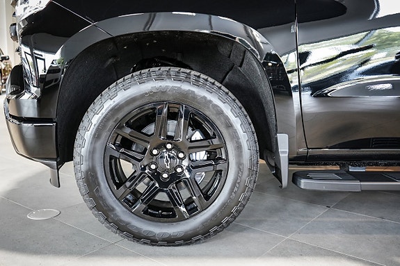 Chevrolet Silverado EV 9 of 30