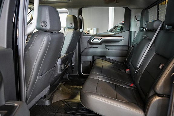 Chevrolet Silverado EV 28 of 30