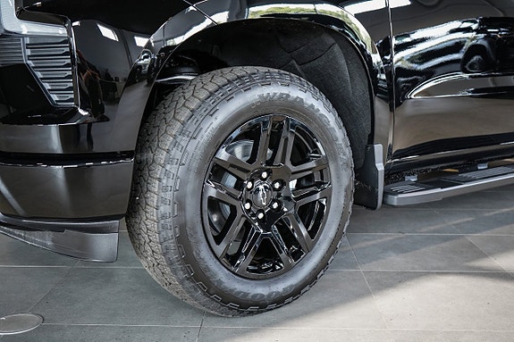 Chevrolet Silverado EV 10 of 30