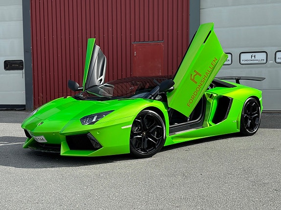 Lamborghini Aventador 15 of 27