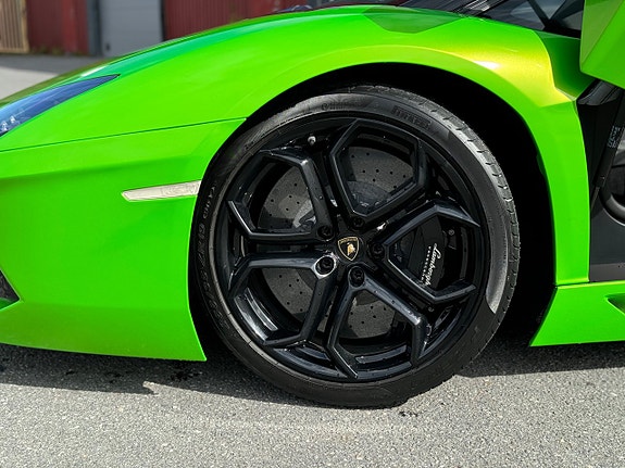 Lamborghini Aventador 14 of 27