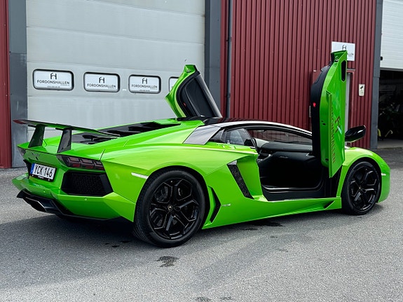 Lamborghini Aventador 2 of 27