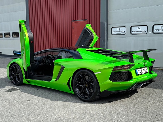 Lamborghini Aventador 9 of 27