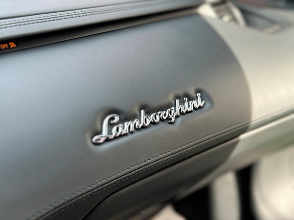Lamborghini Aventador 24 of 27
