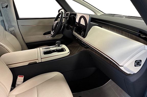 Lexus LM 6 of 20