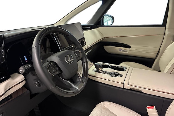 Lexus LM 12 of 20