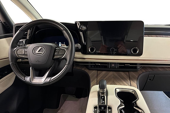 Lexus LM 8 of 20