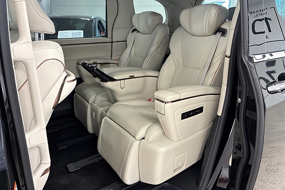 Lexus LM 19 of 20