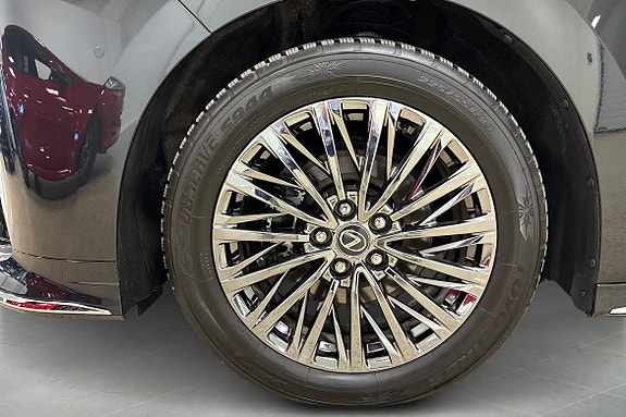 Lexus LM 15 of 20