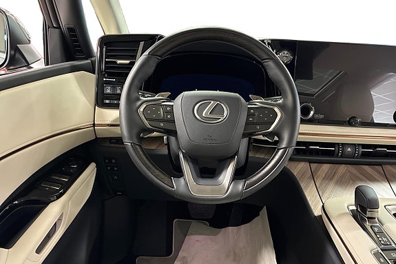 Lexus LM 9 of 20