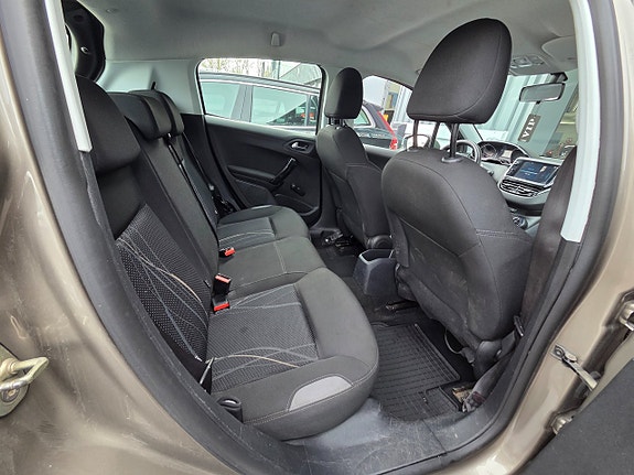 Peugeot 208 12 of 13