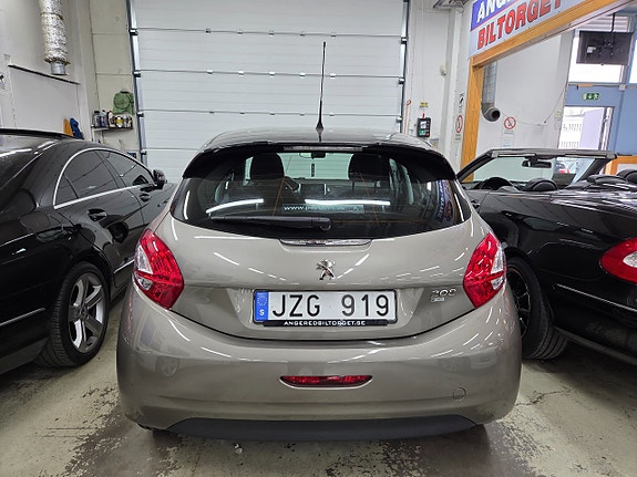 Peugeot 208 8 of 13