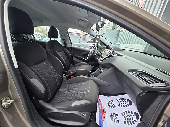 Peugeot 208 10 of 13